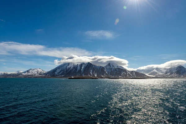 昼間はスヴァールバルの山と北極の風景 — ストック写真