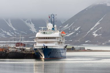 Yolcu gemisi Longyearbyen limanına demirledi.