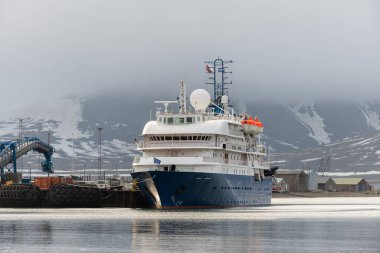 Yolcu gemisi Longyearbyen limanına demirledi.