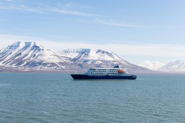 Arktik Denizi 'nde bir keşif gemisi, Svalbard. Yolcu yolcu gemisi. Kuzey Kutbu ve Antarktika gezisi.
