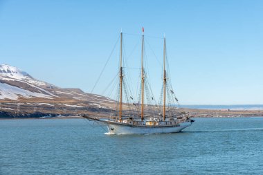 Yelkenli gemisi Longyearbyen, Svalbard 'da demirliyor. Yolcu yolcu gemisi. Kuzey Kutbu ve Antarktika gezisi.