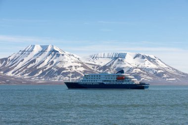 Arktik Denizi 'nde bir keşif gemisi, Svalbard. Yolcu yolcu gemisi. Kuzey Kutbu ve Antarktika gezisi.