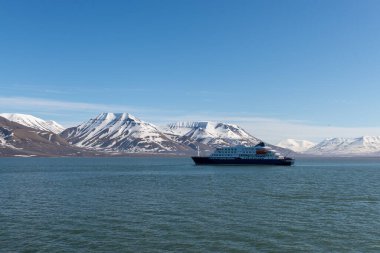 Arktik Denizi 'nde bir keşif gemisi, Svalbard. Yolcu yolcu gemisi. Kuzey Kutbu ve Antarktika gezisi.