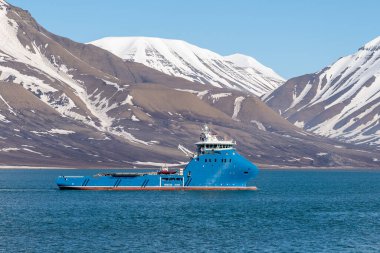 Longyear-Byen, Svalbard 'da bulunan açık deniz tedarik gemisi. AHTS.