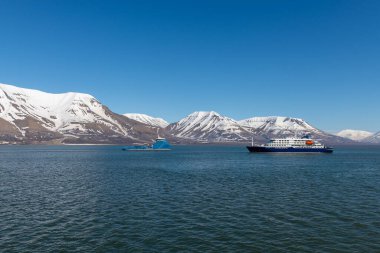 Arktik Denizi 'nde bir keşif gemisi, Svalbard. Yolcu yolcu gemisi. Kuzey Kutbu ve Antarktika gezisi.