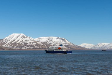Arktik Denizi 'nde bir keşif gemisi, Svalbard. Yolcu yolcu gemisi. Kuzey Kutbu ve Antarktika gezisi.