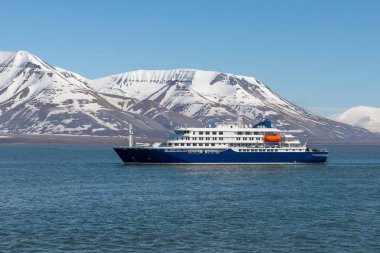 Arktik Denizi 'nde bir keşif gemisi, Svalbard. Yolcu yolcu gemisi. Kuzey Kutbu ve Antarktika gezisi.