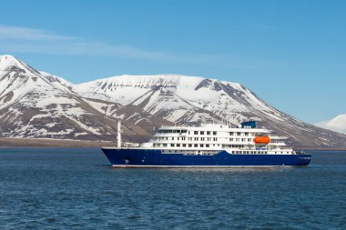 Arktik Denizi 'nde bir keşif gemisi, Svalbard. Yolcu yolcu gemisi. Kuzey Kutbu ve Antarktika gezisi.