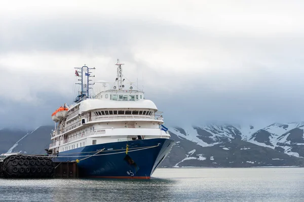 Passagierschiff Hafen Von Longyearbyen Festgemacht Blick Von Vorne — Stockfoto