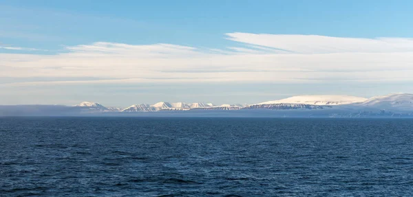 Arktiskt Landskap Med Utsikt Över Bergen Från Expeditionsfartyg — Stockfoto