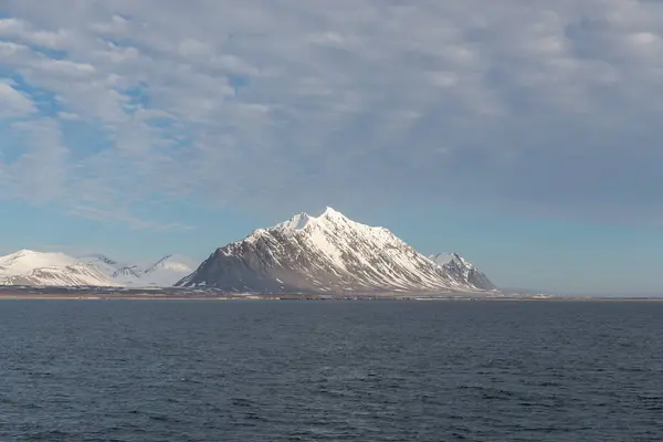 从远征船俯瞰高山的北极景观 — 图库照片