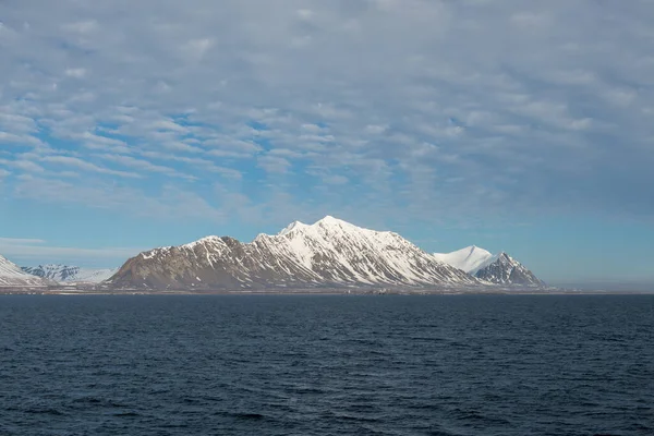 Paisagem Ártico Com Vista Para Montanhas Partir Navio Expedição — Fotografia de Stock