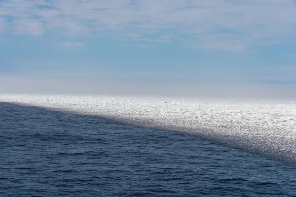 Arktická Krajina Mořský Povrch Ledovou Krou — Stock fotografie