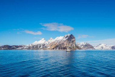 Svalbard 'da küçük yelkenli gemisiyle kutup manzarası