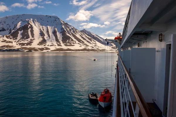 斯瓦尔巴 让橙色的救生艇在北极水域落水弃船演习 救生艇训练 舰上有人操练 — 图库照片
