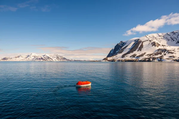 Bajando Bote Salvavidas Naranja Agua Aguas Árticas Svalbard Abandonen Simulacro — Foto de Stock