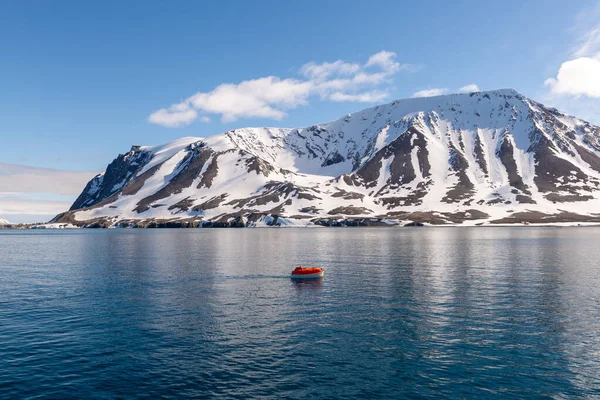 Bajando Bote Salvavidas Naranja Agua Aguas Árticas Svalbard Abandonen Simulacro — Foto de Stock