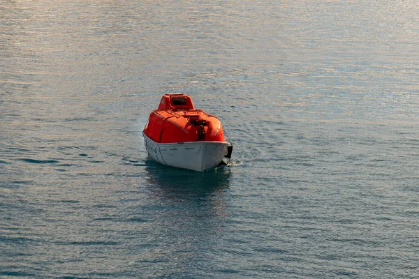 스발바르는 북극해의 물에서 오렌지 구명보트를 조종하고 있습니다 굴착기를 — 스톡 사진