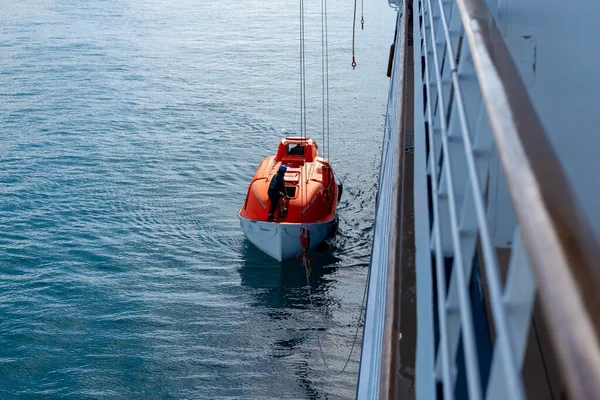 Spouštím Oranžový Záchranný Člun Vody Arktických Vodách Špicberku Opusťte Vrták — Stock fotografie