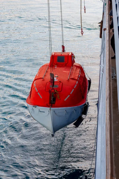 Spouštím Oranžový Záchranný Člun Vody Arktických Vodách Špicberku Opusťte Vrták — Stock fotografie