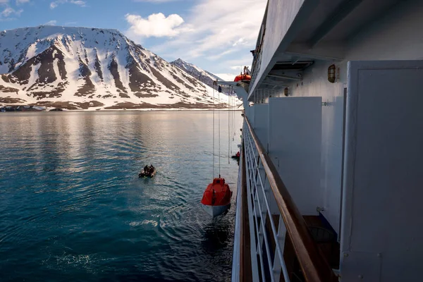 Bajando Bote Salvavidas Naranja Agua Aguas Árticas Svalbard Abandonen Simulacro — Foto de Stock