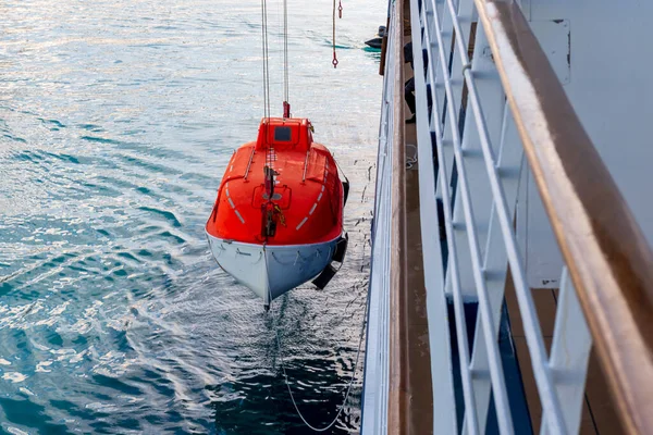 Das Orangefarbene Rettungsboot Wird Arktischen Gewässern Auf Spitzbergen Wasser Gelassen — Stockfoto