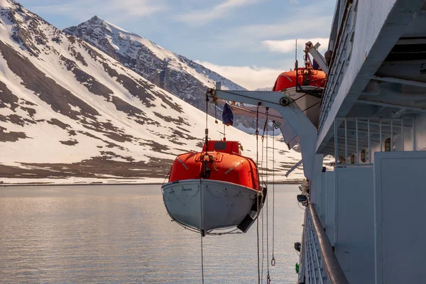 Bajando Bote Salvavidas Naranja Agua Aguas Árticas Svalbard Abandonen Simulacro — Foto de Stock