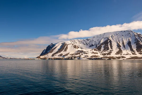 斯瓦尔巴有美丽灯光的北极景观 — 图库照片