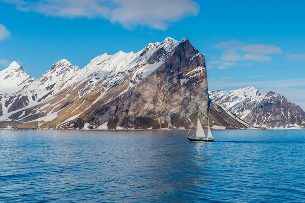 Piccola Imbarcazione Vela Con Bella Illuminazione Nelle Svalbard — Foto Stock