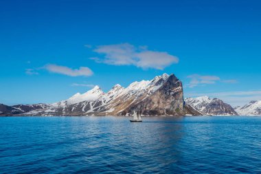 Svalbard 'da küçük yelkenli gemisiyle kutup manzarası
