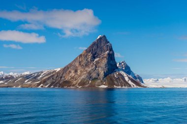 Svalbard 'da güzel ışıklandırması olan kutup manzarası