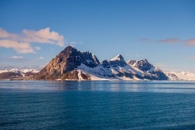 Svalbard 'da güzel ışıklandırması olan kutup manzarası