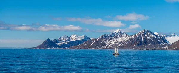 Арктичні Краєвиди Свальбарді Маленьким Вітрильним Судном — стокове фото