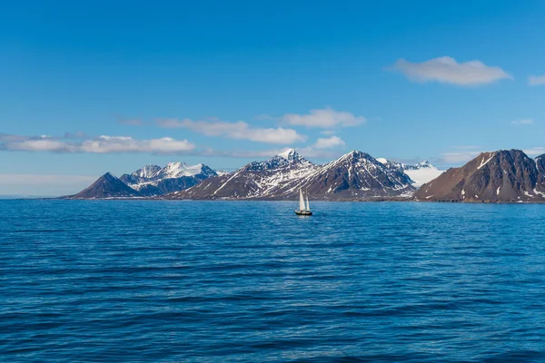 小さなセーリング船とスヴァールバルの北極の風景 — ストック写真