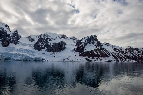 Svalbard Güzel Işıklandırması Olan Kutup Manzarası — Stok fotoğraf