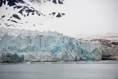 Svalbard 'daki Buzul, Kuzey Kutbu - keşif gemisinden görüş