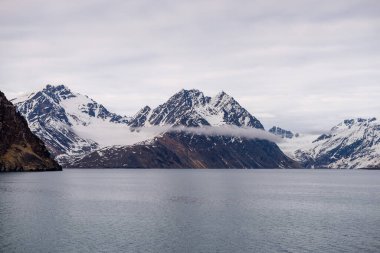 Svalbard 'da güzel ışıklandırması olan kutup manzarası