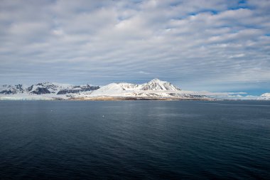 Svalbard 'da güzel ışıklandırması olan kutup manzarası