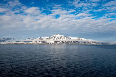 Svalbard 'da güzel ışıklandırması olan kutup manzarası