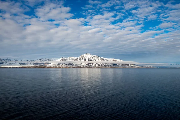 スヴァールバルの美しい照明と北極の風景 — ストック写真