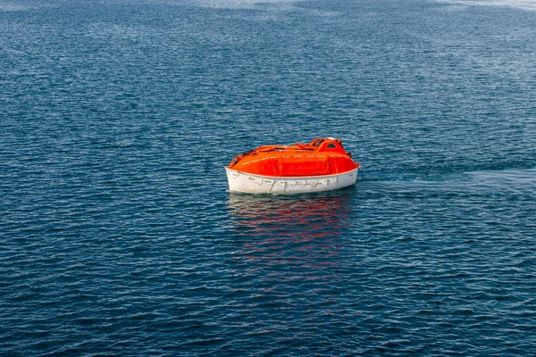 Maniobrando Bote Salvavidas Naranja Aguas Del Ártico Svalbard Abandonen Simulacro — Foto de Stock