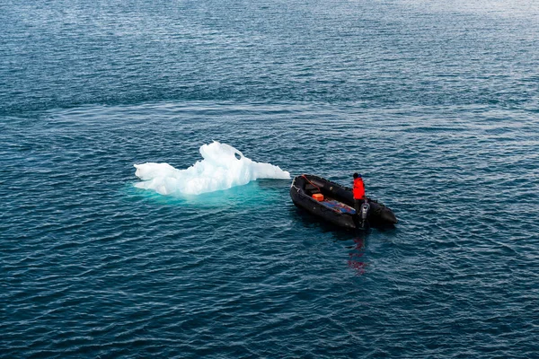 Маневрирование Оранжевой Спасательной Шлюпкой Водах Арктики Шпицберген Бросить Корабельные Учения — стоковое фото