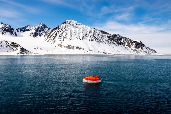 斯瓦尔巴 在北极水域的水里指挥橙色的救生艇 弃船演习 救生艇训练 舰上有人操练 — 图库照片