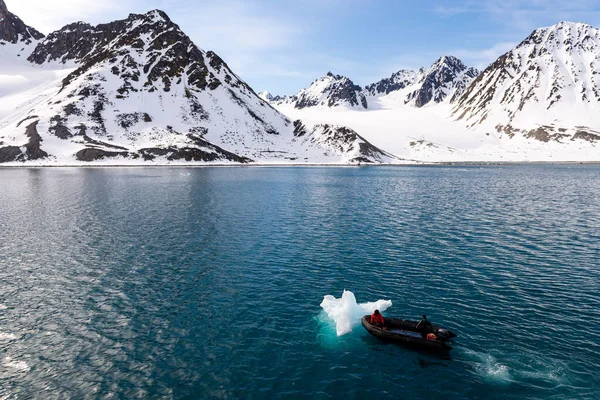 Bote Inflable Con Una Persona Aguas Árticas Svalbard Empujando Hielo — Foto de Stock