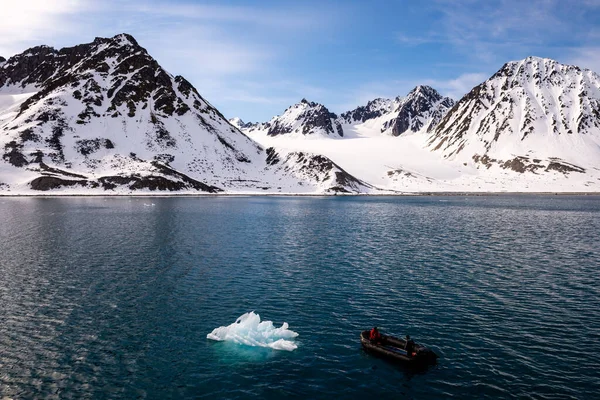 Bote Inflable Con Una Persona Aguas Árticas Svalbard Empujando Hielo —  Fotos de Stock