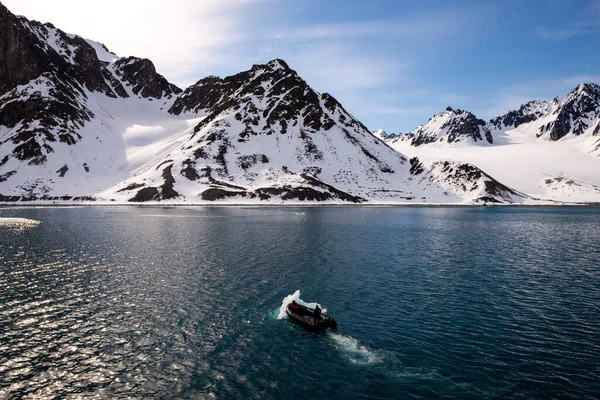 Barca Gonfiabile Con Una Persona Nelle Acque Artiche Svalbard Spingere — Foto Stock