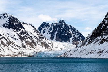 Svalbard 'da güzel ışıklandırması olan kutup manzarası