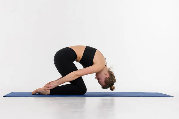 Sporty Menarik Wanita Muda Melakukan Praktek Yoga Latar Belakang Putih — Stok Foto