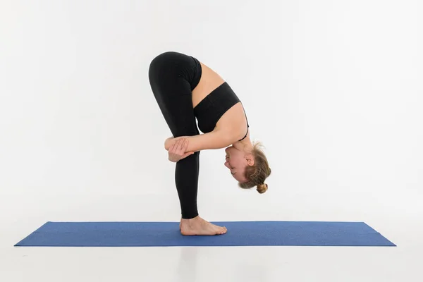 Sporty Menarik Wanita Muda Melakukan Praktek Yoga Latar Belakang Putih — Stok Foto
