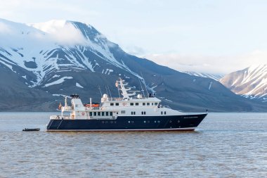 Arktik Denizi 'ndeki süper lüks yat Longyear Byen, Svalbard takımadası yakınlarında.